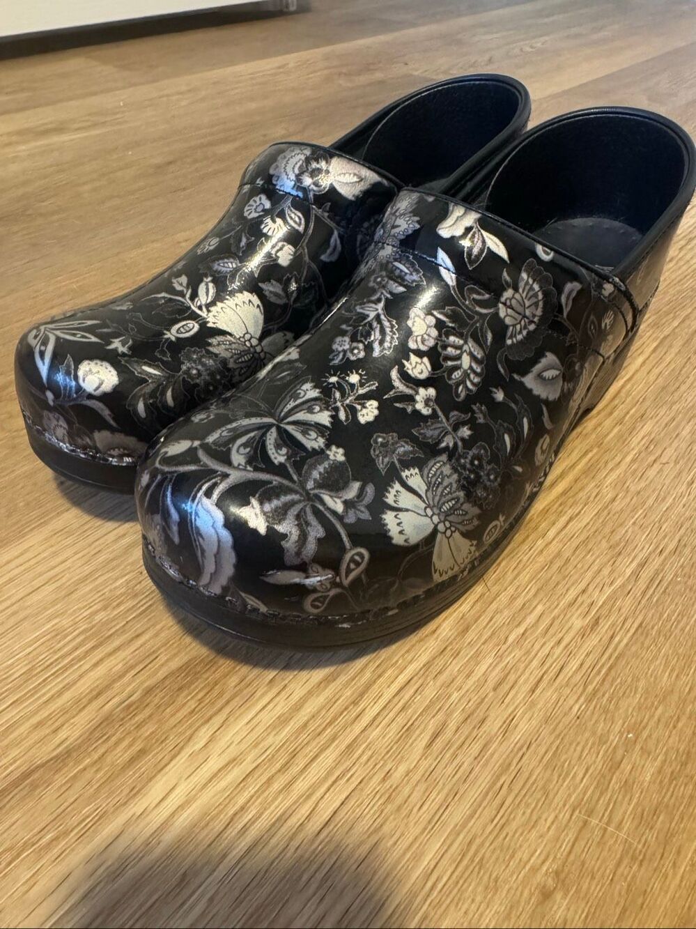 Dansko Professional Floral Patent Leather Clogs Women’s EU 41 US 10.5–11